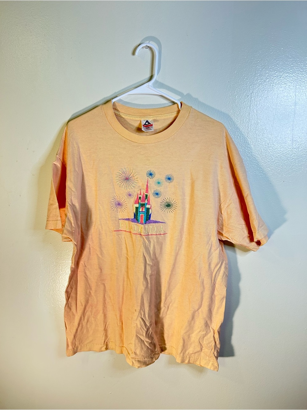 Vintage 90s embroidered Peach Florida Castle Graphic T-Shirt